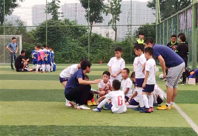 绿茵赛场再展雄风 棠外少年英夺桂冠——记棠外附小U8足球队勇夺成都市冠军