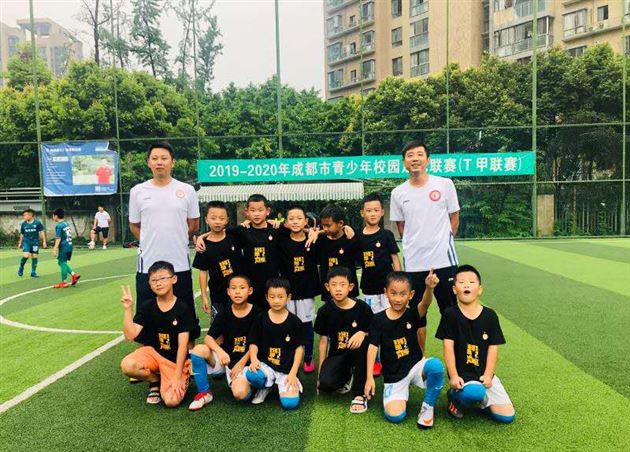 绿茵赛场再展雄风 棠外少年英夺桂冠——记棠外附小U8足球队勇夺成都市冠军