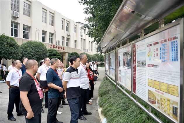 成都市大邑县教育系统党建工作观摩学习团莅临棠外学习交流校园党建工作
