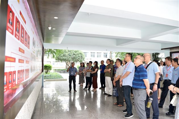 成都市大邑县教育系统党建工作观摩学习团莅临棠外学习交流校园党建工作