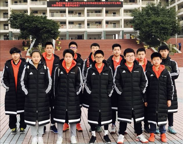 吴玥瑶（前排左二）