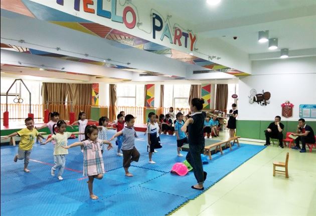 观摩研课，共同成长——记体操教研组平衡活动现场研讨活动