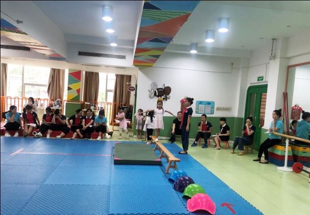 观摩研课，共同成长——记体操教研组平衡活动现场研讨活动