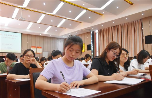 师培先行迎开学 专家引路助成长——记成都市教科院刘旭所长莅临我校附小开展新学期师培讲座