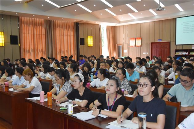 师培先行迎开学 专家引路助成长——记成都市教科院刘旭所长莅临我校附小开展新学期师培讲座