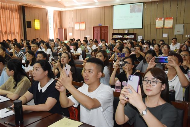 孙晓晖名师工作室到附小开展培训活动