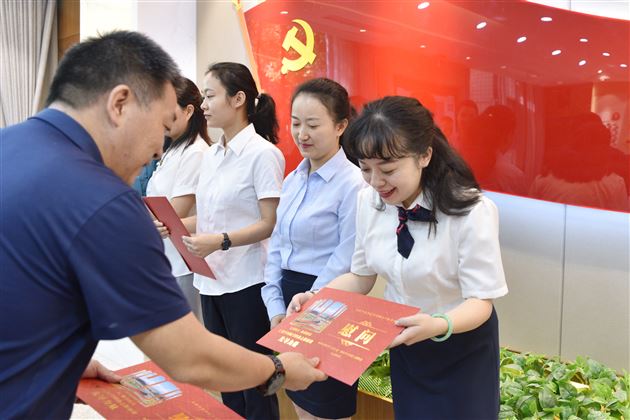 成都市双流区人大常委会党组书记、主任陈琳一行莅临棠外慰问优秀教师代表