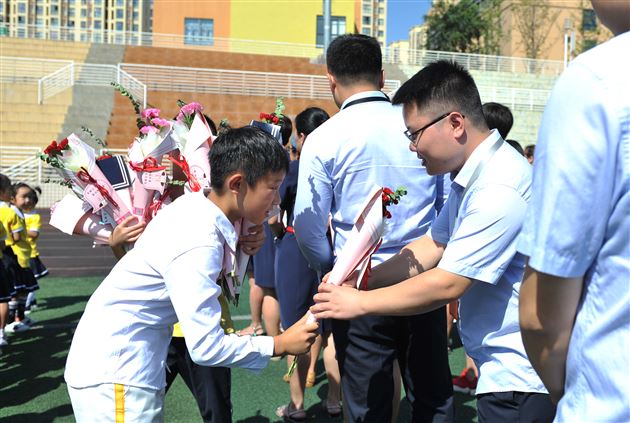 五六中队为全校老师送上诚挚的祝福3