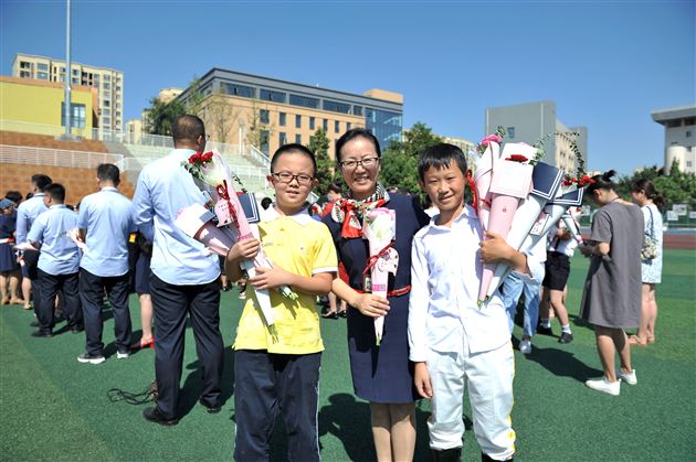 五六中队为全校老师送上诚挚的祝福1