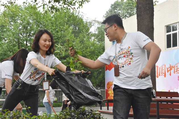 为民服务我行动 与党同行我自豪