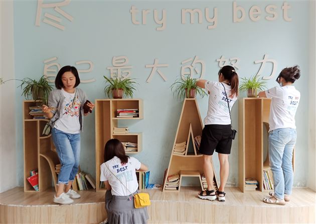 为民服务我行动 与党同行我自豪