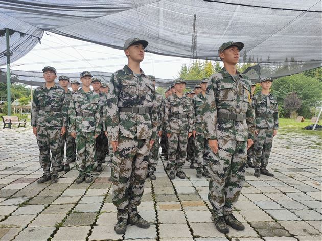 棠外高中男子足球队参加军事训练营