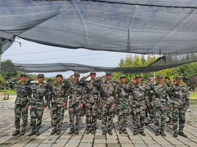 棠外高中男子足球队参加军事训练营