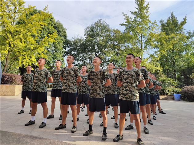 棠外高中男子足球队参加军事训练营