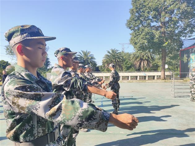 棠外高中男子足球队参加军事训练营