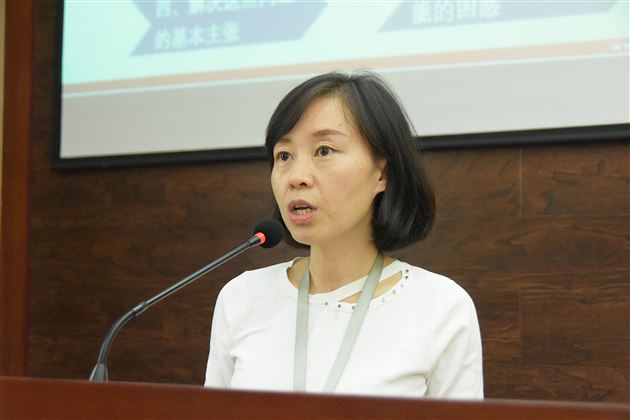 棠外初中教师朱美玲做课题汇报一