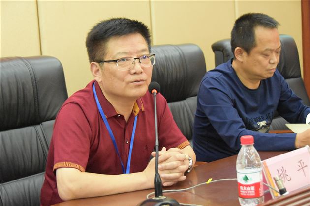 棠外初中校长姚平（左一）