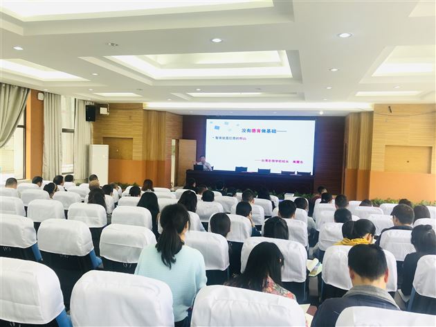 棠外初中政治教师袁成受成都市太平中学邀请作班主任德育专题培训