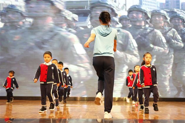 观看阅兵式及教师队列队形展示(6)