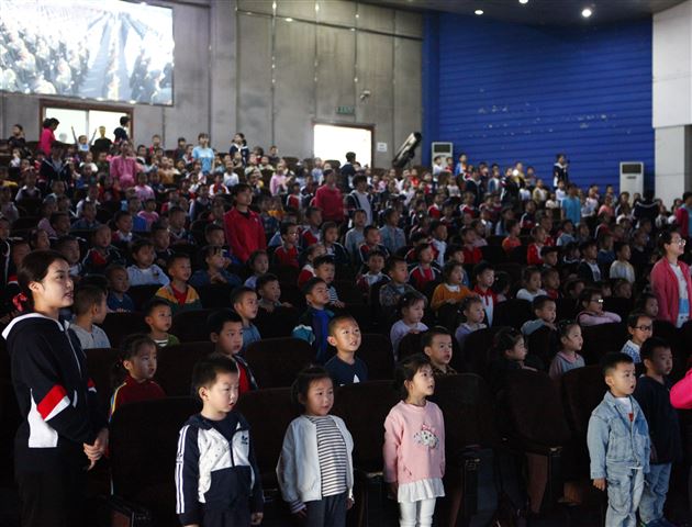 观看阅兵式及教师队列队形展示(2)