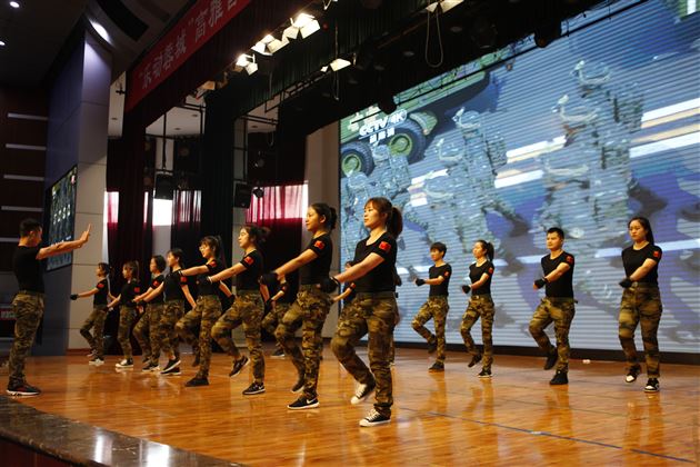 观看阅兵式及教师队列队形展示(4)