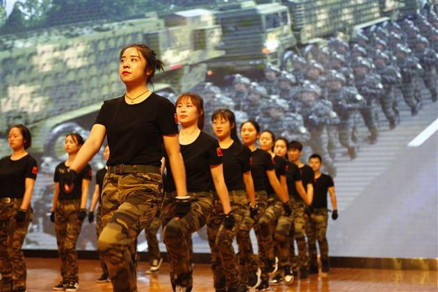 观看阅兵式及教师队列队形展示(5)