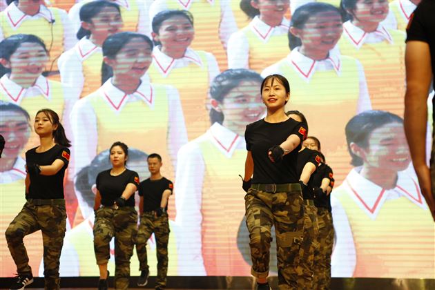 观看阅兵式及教师队列队形展示(3)