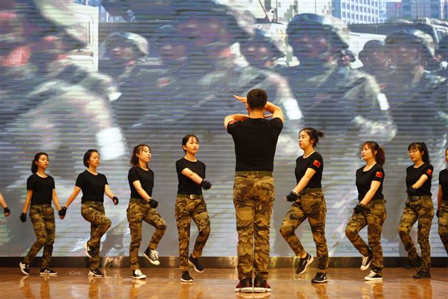 观看阅兵式及教师队列队形展示(1)