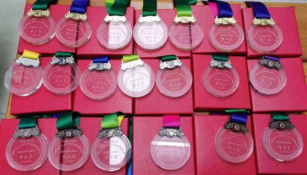 棠外网球队在成都市第十三届中小学生网球锦标赛中取得辉煌成绩