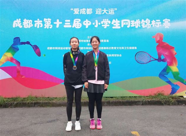 高中女子刘玥池（左）、唐文婧（右）获团体冠军