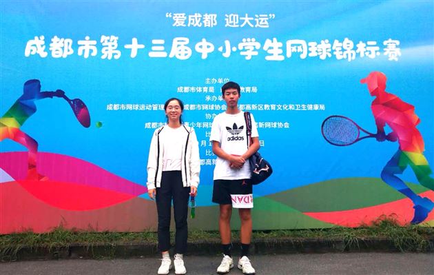 高中甘涌卜（左）、谭子轩（右）获混双季军