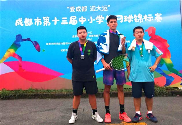 高中男子团体二队罗鹏（左）、李玮鹏（中）、杨镇宇（右）获团体赛亚军
