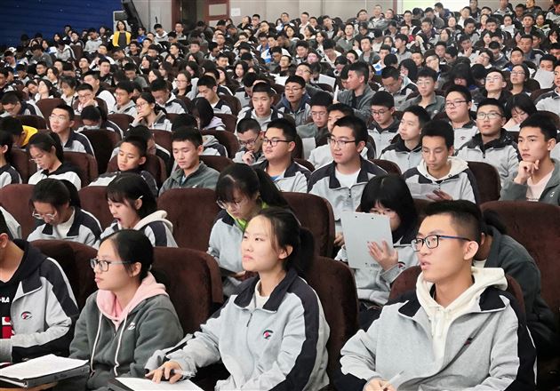 发现身边榜样 看见生命风景——记高2018级月考表彰及写作指导励志讲座