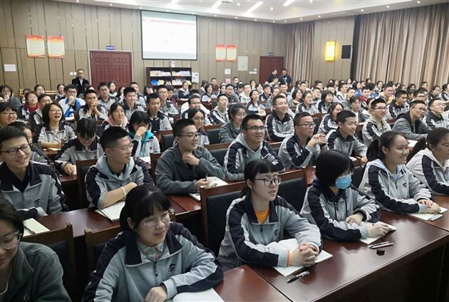 爱高三，助力学生实现理想专题研讨——记“李治君、张泽刚名师工作坊”研修活动