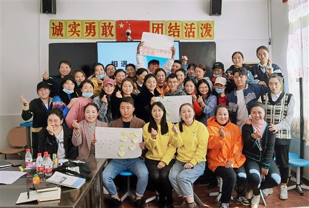 棠外心理教师张平秋受邀赴甘孜州巴塘县参加“名师蹲点”和“讲师团”联合送教活动