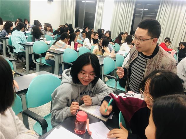 棠外附小谭毅老师受成都师范学院邀请作示范课教学和专题培训