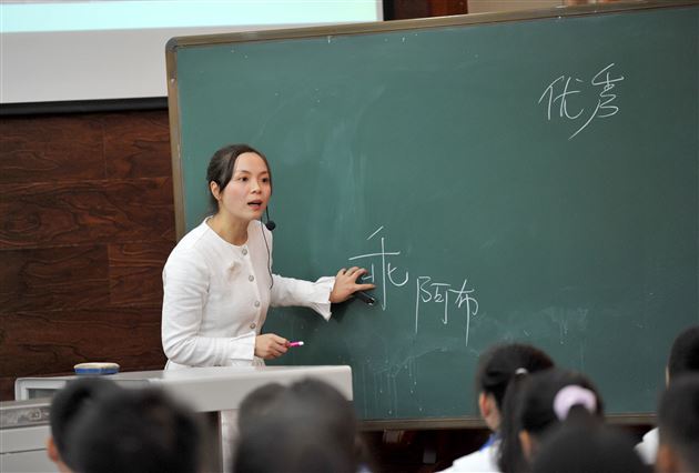 棠外初中教师费菲为班主任、后备班主任上修身班会示范课