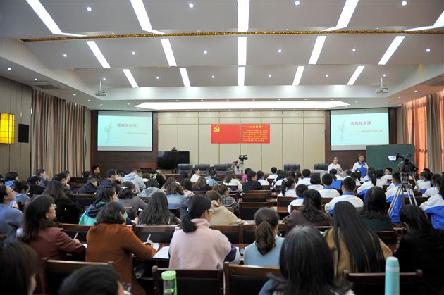 棠外初中教师费菲为班主任、后备班主任上修身班会示范课