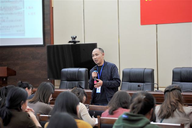 棠外初中教师费菲为班主任、后备班主任上修身班会示范课