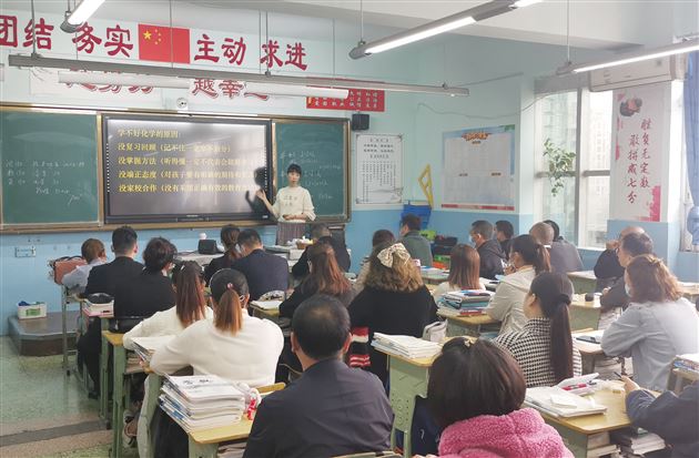 精准分析明方向 家校携手助中考——棠外召开初三家长会