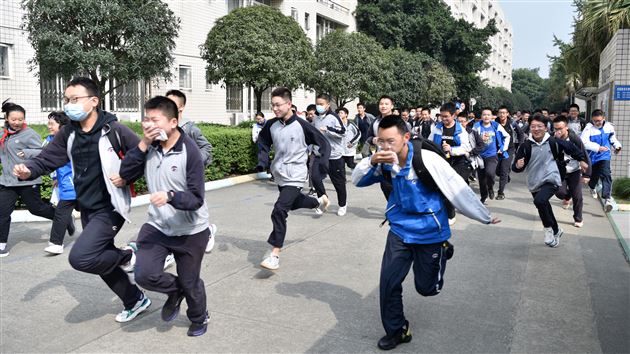 棠外开展紧急逃生疏散演练活动