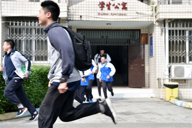 棠外开展紧急逃生疏散演练活动