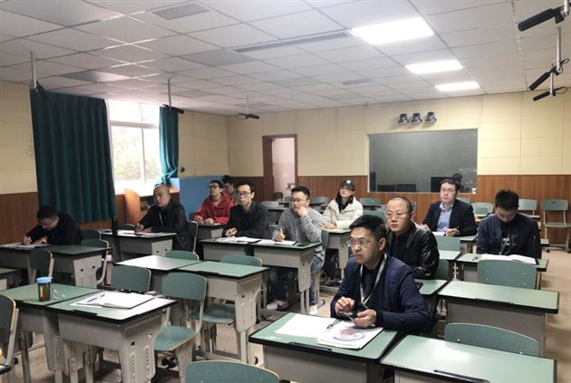 工作坊成员观看直播学习