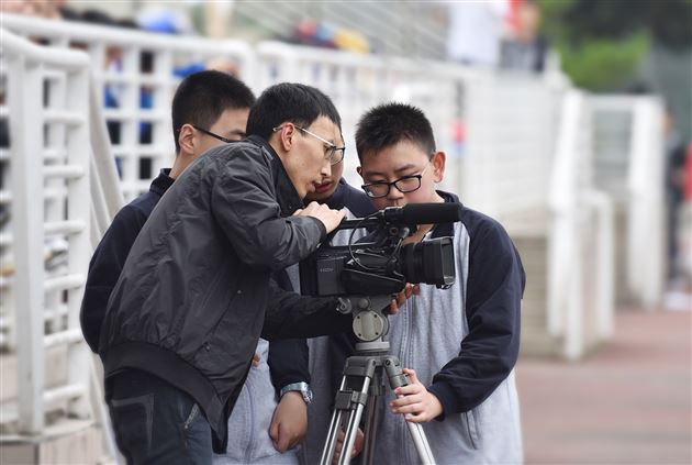 杨力老师指导学生摄像