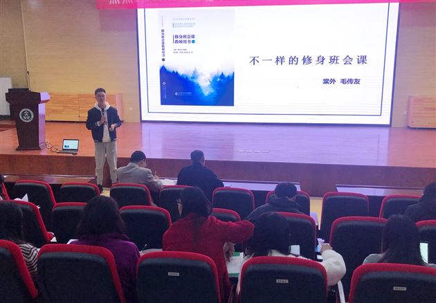 棠外初中毛传友、峗柯伊老师代表孙晓晖工作室分别送教双中万科学校和永安中学