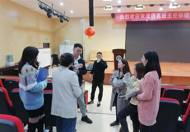 棠外初中毛传友、峗柯伊老师代表孙晓晖工作室分别送教双中万科学校和永安中学