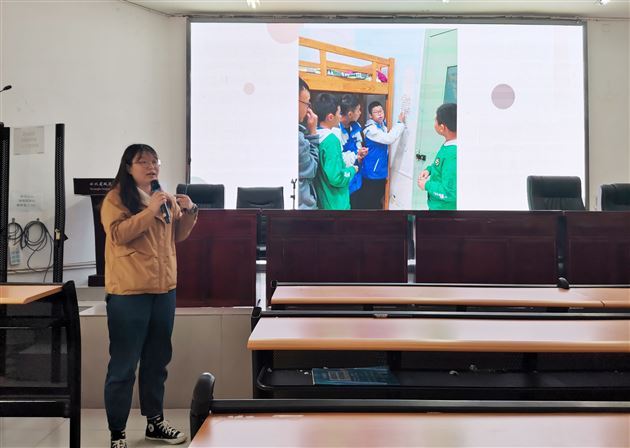 棠外初中毛传友、峗柯伊老师代表孙晓晖工作室分别送教双中万科学校和永安中学