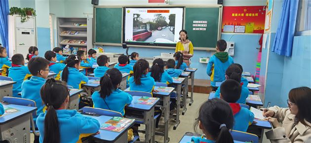 棠外附小魏行行老师在小初道德与法治联合教研活动中献课