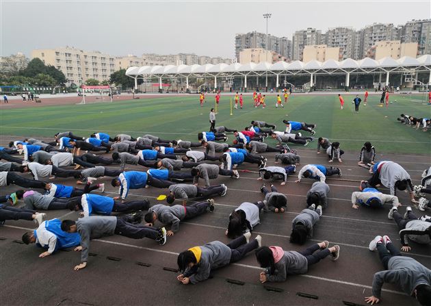 凝心聚力增士气 众志成城创辉煌——棠外高三年级拔河比赛圆满结束