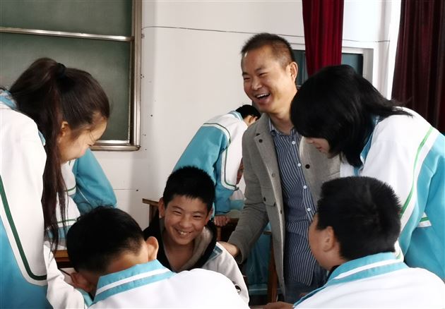 我校初中政治教师袁成受通江县教育局邀请上示范课现场